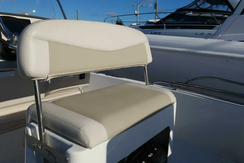 Slide: The Image of Boston Whaler 31 - CHUCK - Helm Seating 2020 Boston Whaler 21' 210 Dauntless - CHUCK - 7759493