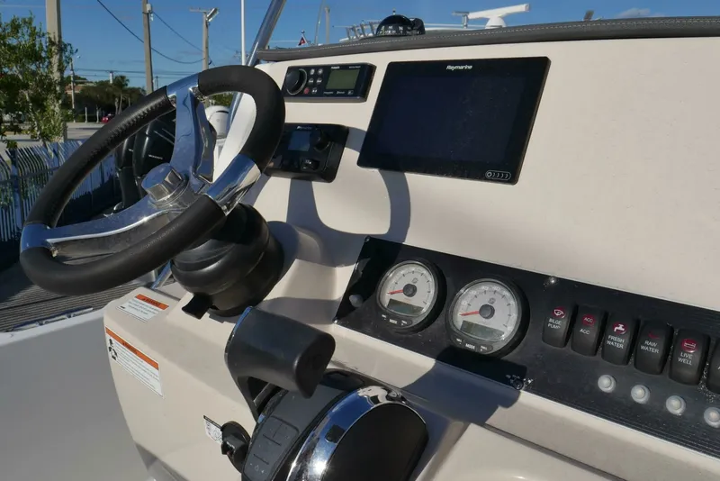 Slide: The Image of Boston Whaler 31 - CHUCK - Helm Station 2020 Boston Whaler 21' 210 Dauntless - CHUCK - 7759495