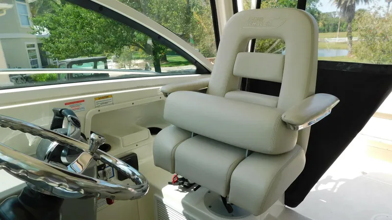 Slide: The Image of Boston Whaler 31 2017 - 5398513