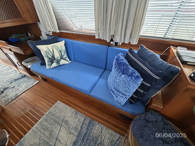 Slide: The Image of 53' DeFever salon starboard seating - 5378371