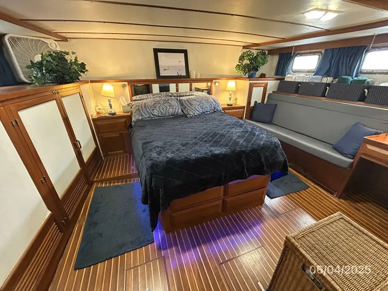 Slide: The Image of 53' DeFever master stateroom - 5378298