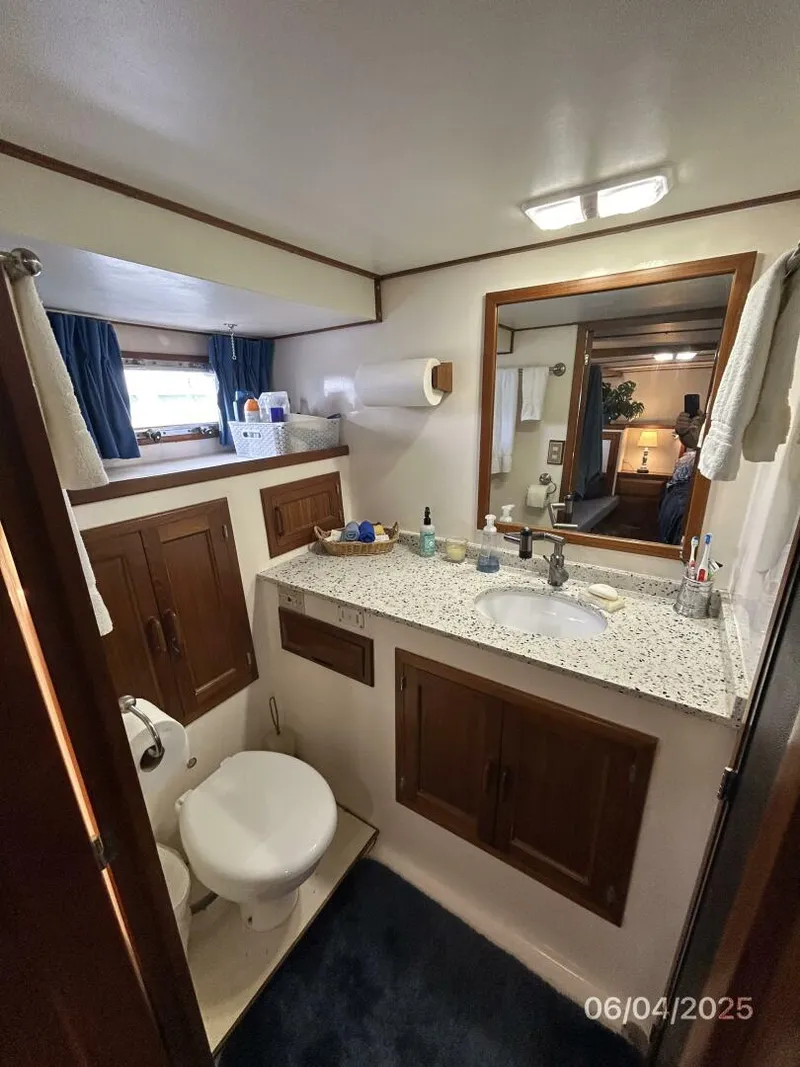 Slide: The Image of 53' DeFever master stateroom head - 5378297