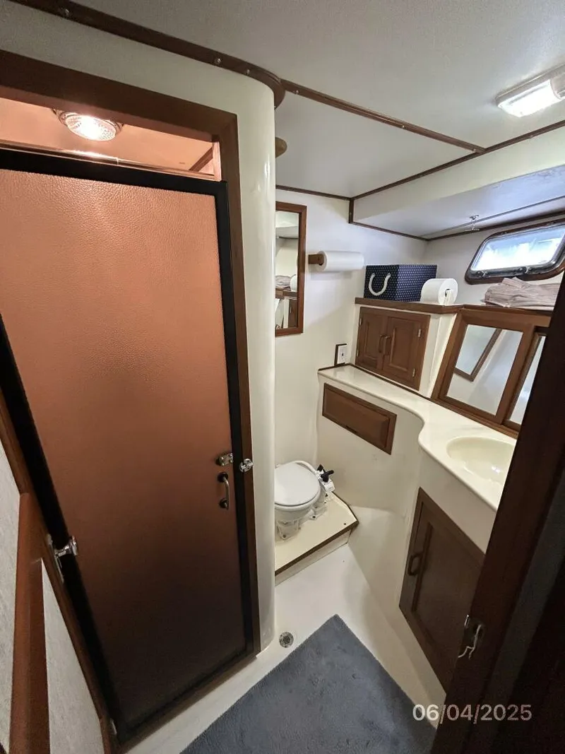Slide: The Image of 53' DeFever forward guest stateroom head - 5378281