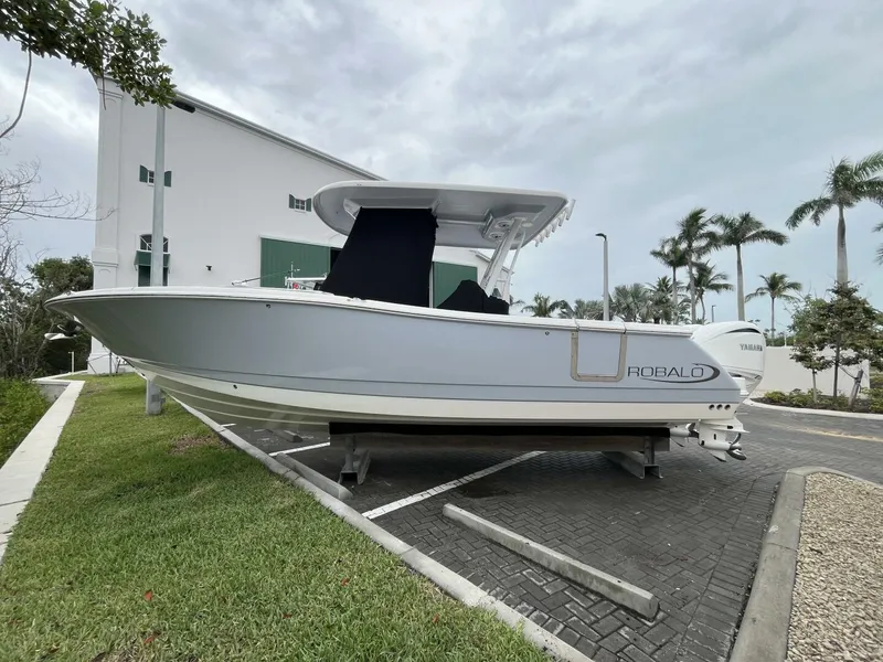 Slide: The Image of Robalo R2270 2023 - 5380481