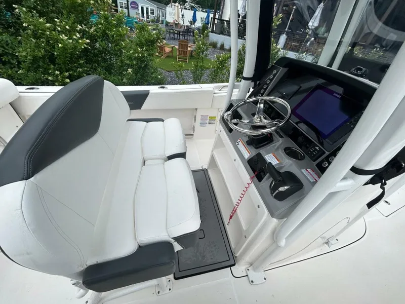Slide: The Image of Robalo R242 Center Console 2022 - 5380184