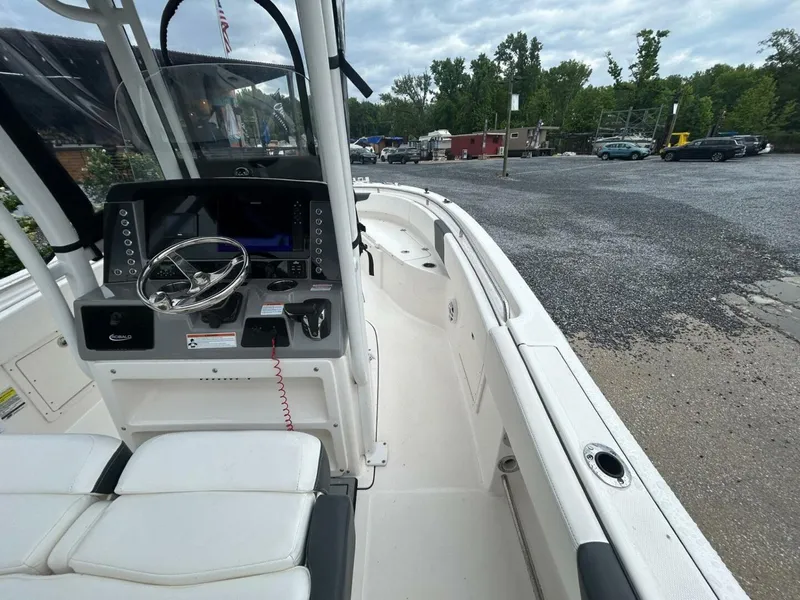 Slide: The Image of Robalo R242 Center Console 2022 - 5380185