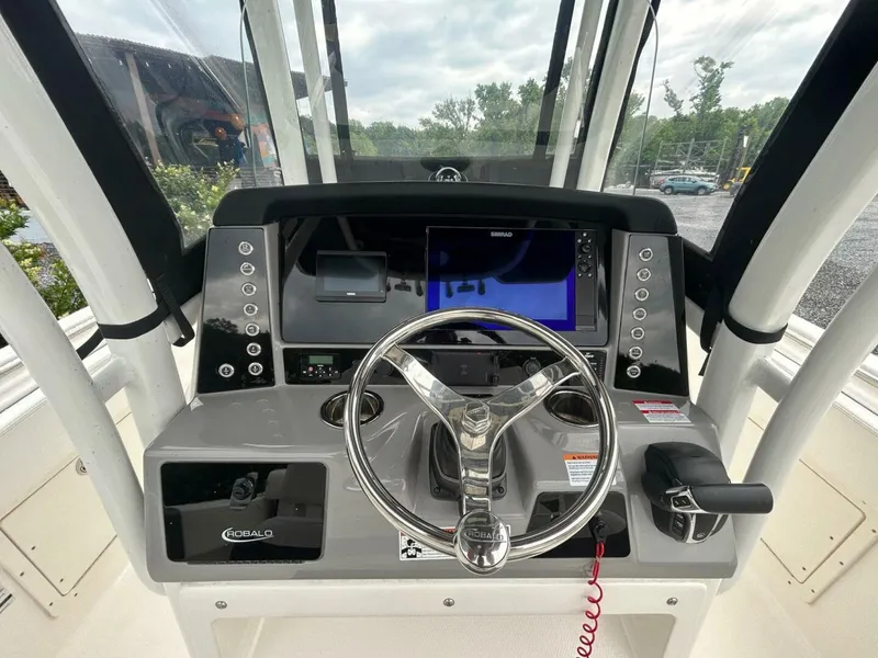 Slide: The Image of Robalo R242 Center Console 2022 - 5380186