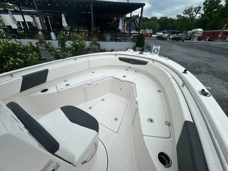 Slide: The Image of Robalo R242 Center Console 2022 - 5380189