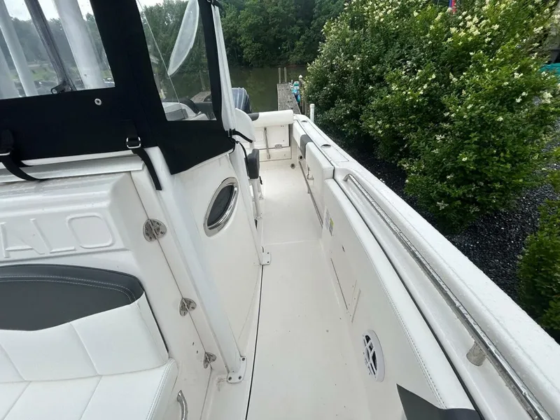 Slide: The Image of Robalo R242 Center Console 2022 - 5380193