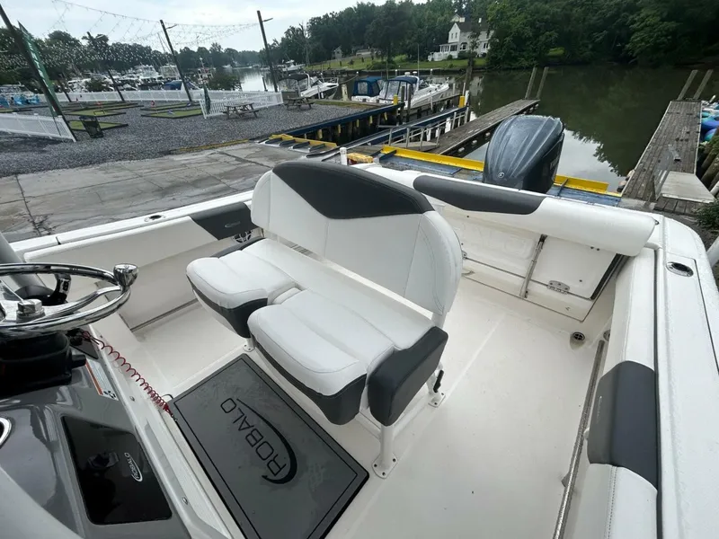 Slide: The Image of Robalo R242 Center Console 2022 - 5380194