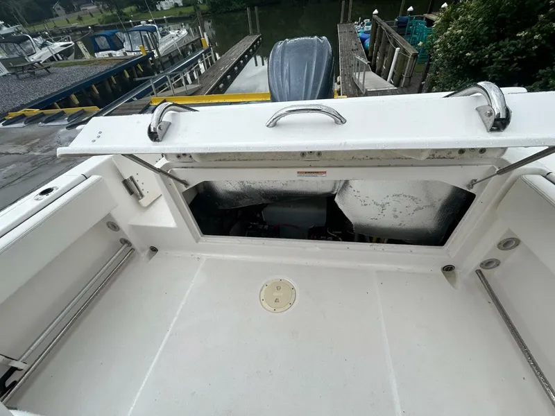 Slide: The Image of Robalo R242 Center Console 2022 - 5380196