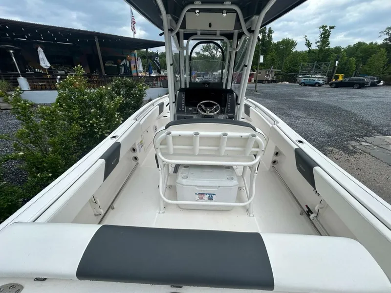 Slide: The Image of Robalo R242 Center Console 2022 - 5380181