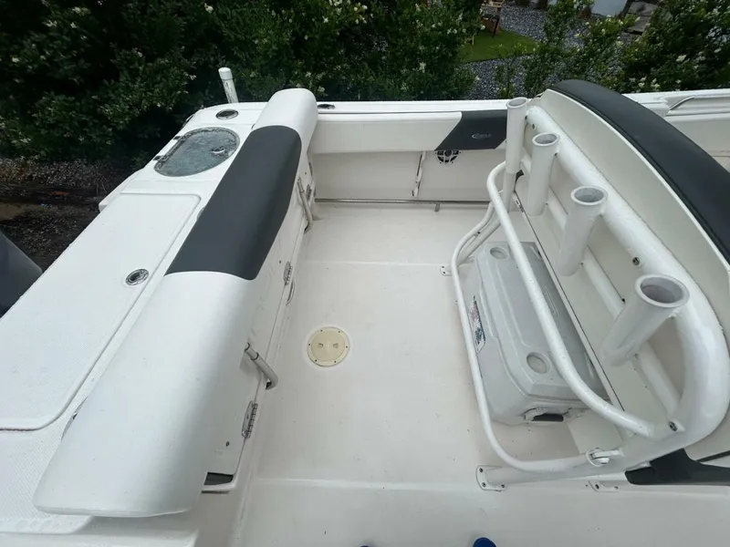 Slide: The Image of Robalo R242 Center Console 2022 - 5380183
