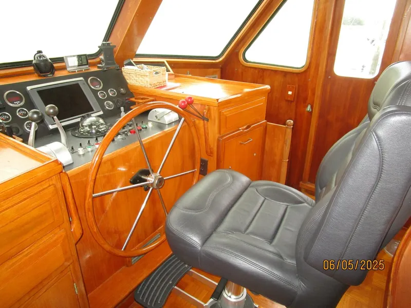 Slide: The Image of 49' DeFever pilothouse helm2 - 5386033