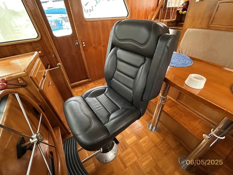 Slide: The Image of 49' DeFever pilothouse helmseat - 5386046