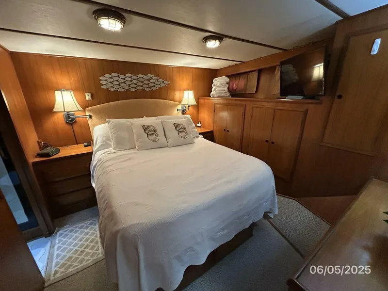 Slide: The Image of 49' DeFever master stateroom - 5386002