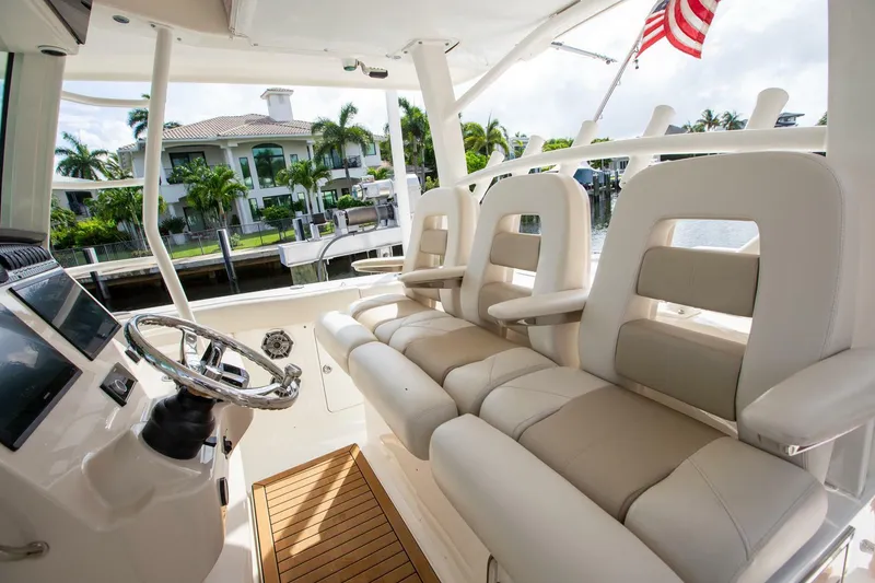 Slide: The Image of Boston Whaler 380 Outrage 2023 - 5395194