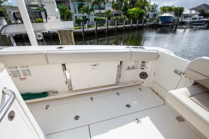 Slide: The Image of Boston Whaler 380 Outrage 2023 - 5395186