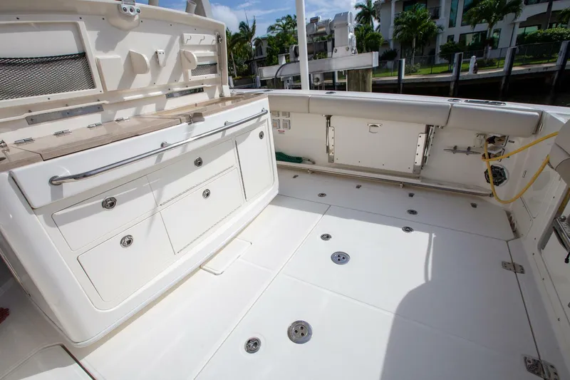 Slide: The Image of Boston Whaler 380 Outrage 2023 - 5395187