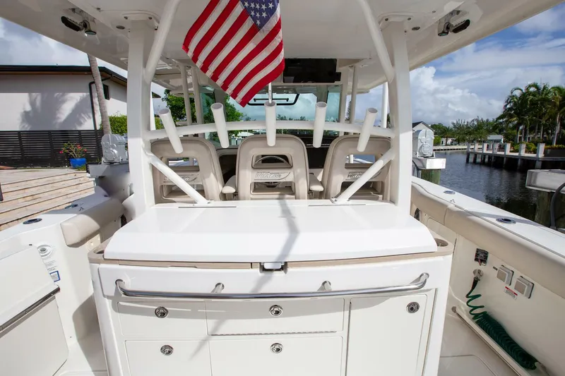 Slide: The Image of Boston Whaler 380 Outrage 2023 - 5395188