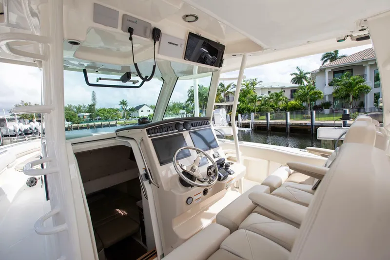 Slide: The Image of Boston Whaler 380 Outrage 2023 - 5395192