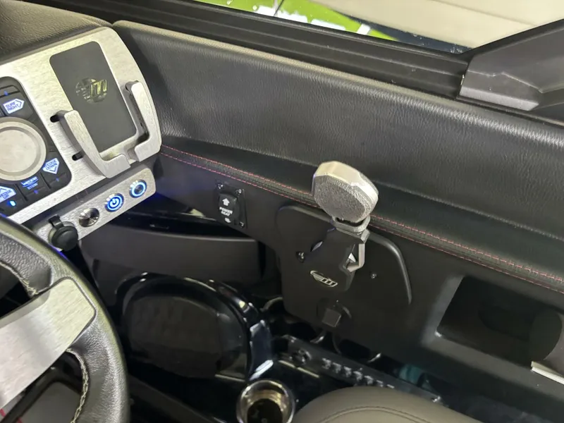 Slide: The Image of Malibu 23 LSV 2022 - 5411590