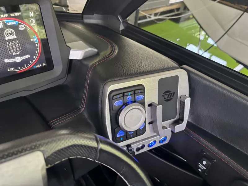 Slide: The Image of Malibu 23 LSV 2022 - 5411593