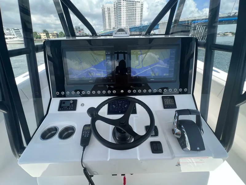 Slide: The Image of SeaVee 39 0Z 2024 - 5396271