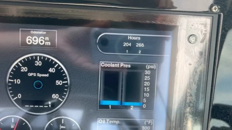 Slide: The Image of Used Power Power Boat for sale 2015 Regal 32 Express - QTECH-1 - 5399899