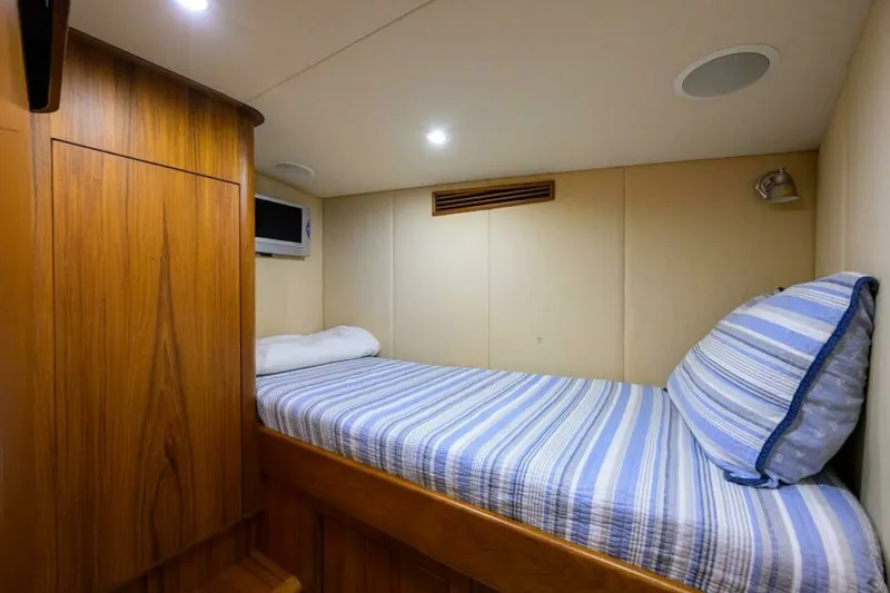 Slide: The Image of Stateroom 2004 Merritt 72 Convertible Business Stinks - 7650820