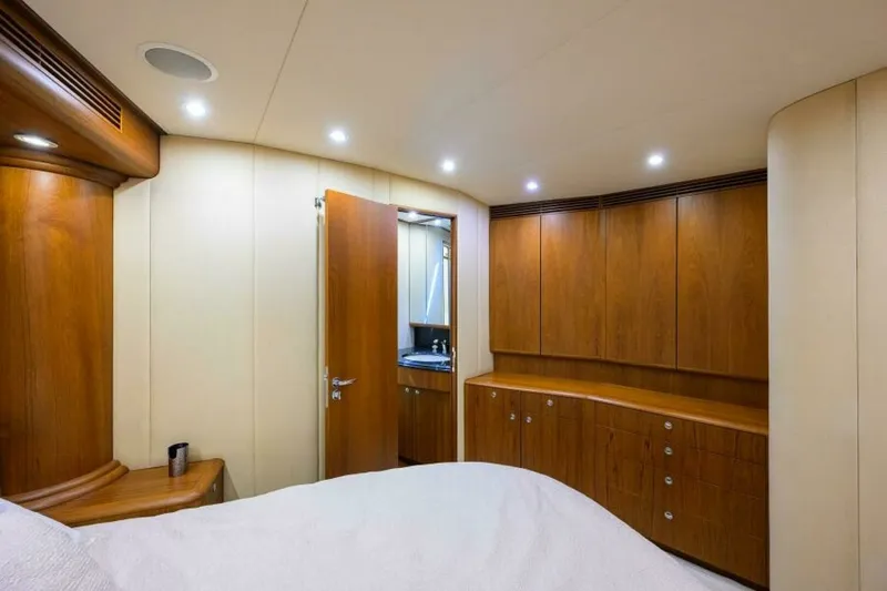 Slide: The Image of Stateroom 2004 Merritt 72 Convertible Business Stinks - 7650818
