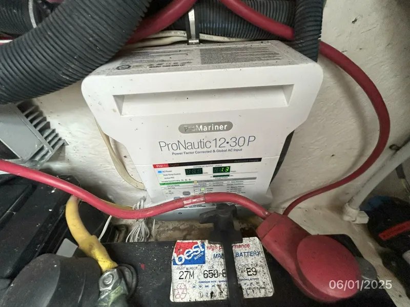 Slide: The Image of 29' Chaparral battery charger - 5407585