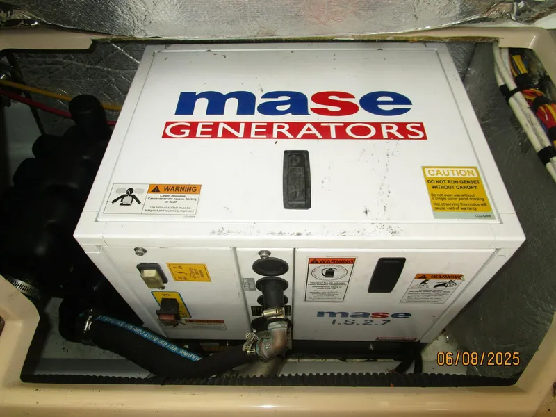 Slide: The Image of 28' Cutwater generator soundbox - 5407997
