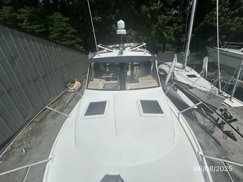 Slide: The Image of 28' Cutwater foredeck aft - 5407990