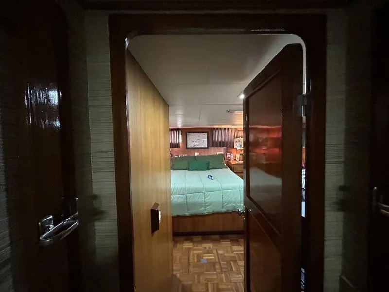 Slide: The Image of Jefferson Marquessa 52 Standard Deckhouse 1988 - 5410200
