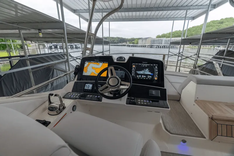 Slide: The Image of Sea Ray L550 FLY 2018 - 5410900