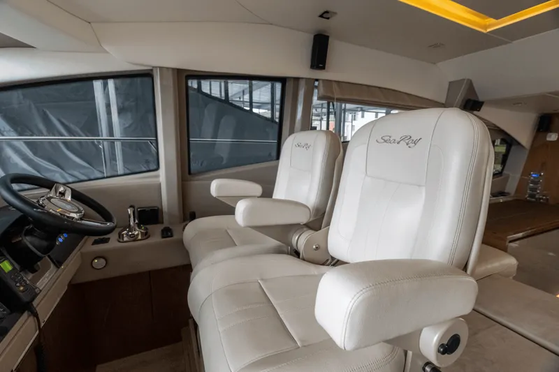 Slide: The Image of Sea Ray L550 FLY 2018 - 5410904