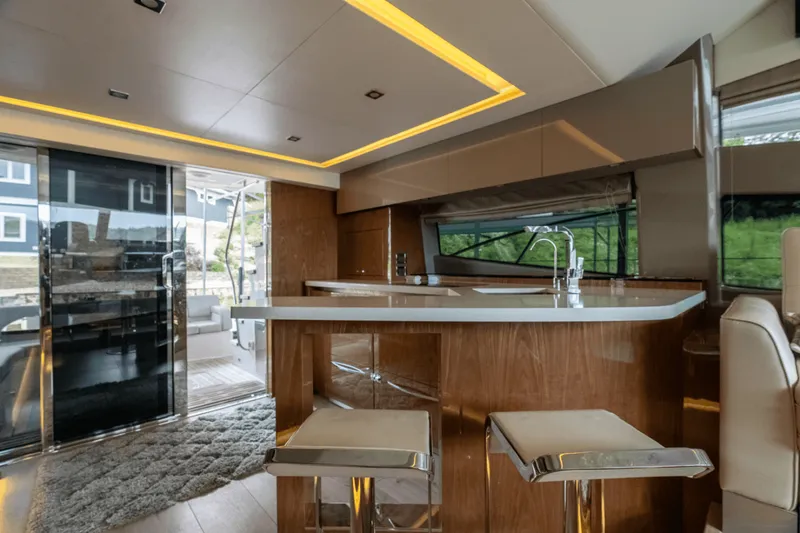 Slide: The Image of Sea Ray L550 FLY 2018 - 5410910