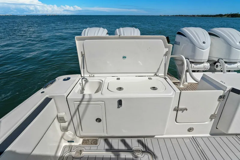 Slide: The Image of 2022 World Cat 400 CC-X - Transom Bait Prep - 5510967