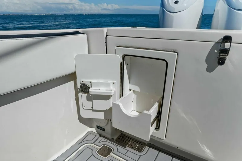 Slide: The Image of 2022 World Cat 400 CC-X - Transom Storage - 5510969
