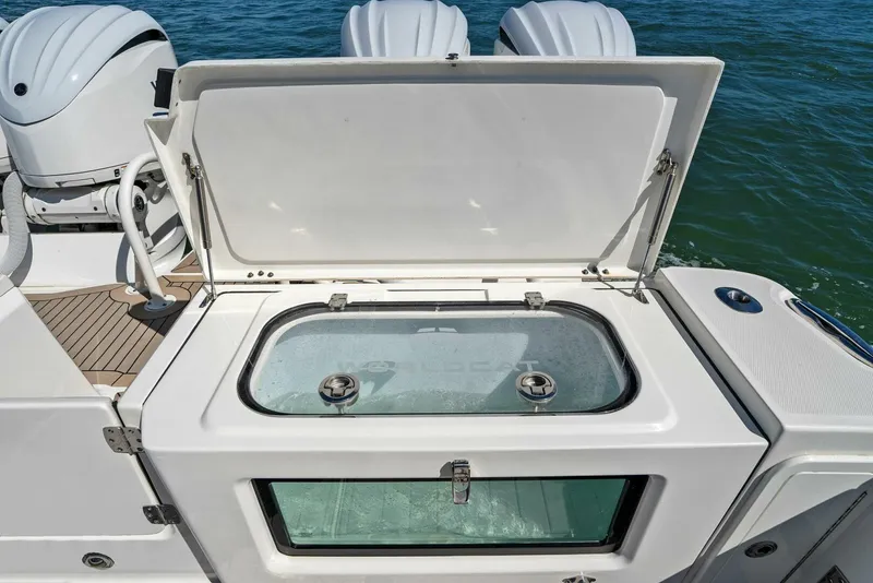 Slide: The Image of 2022 World Cat 400 CC-X - Livewell - 5510964