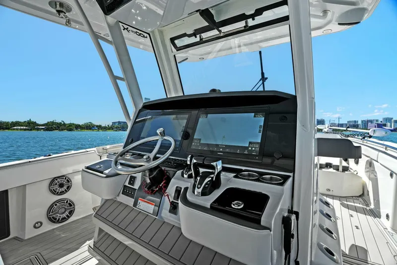 Slide: The Image of 2022 World Cat 400 CC-X - Helm - 5510975