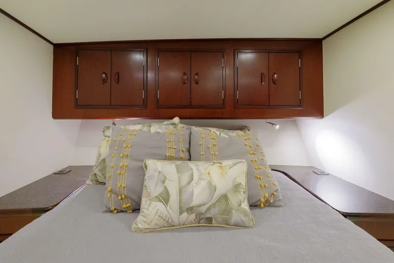 Slide: The Image of 2000 Garlington 61C "Salemwolf" - Master Stateroom - 5475949