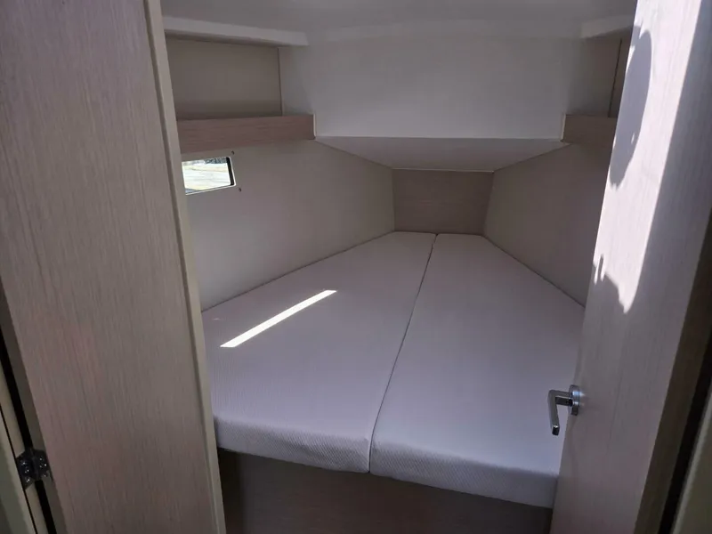 Slide: The Image of Vee Berth - 5419059