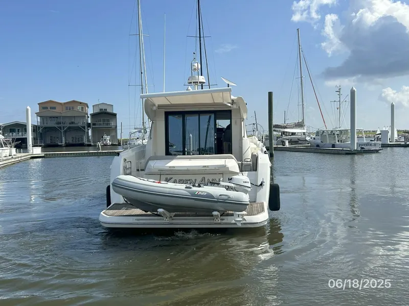 Slide: The Image of 42' Prestige aft profile - 5423086