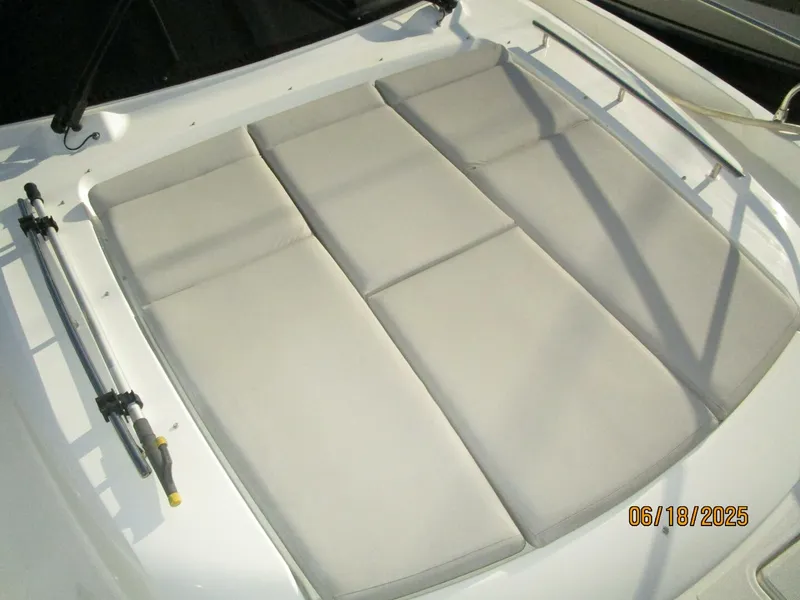 Slide: The Image of 42' Prestige foredeck sunpad1 - 5423108