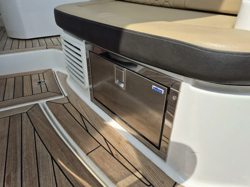 Slide: The Image of Sea Ray Sundancer 350 Coupe 2019 - 5423155