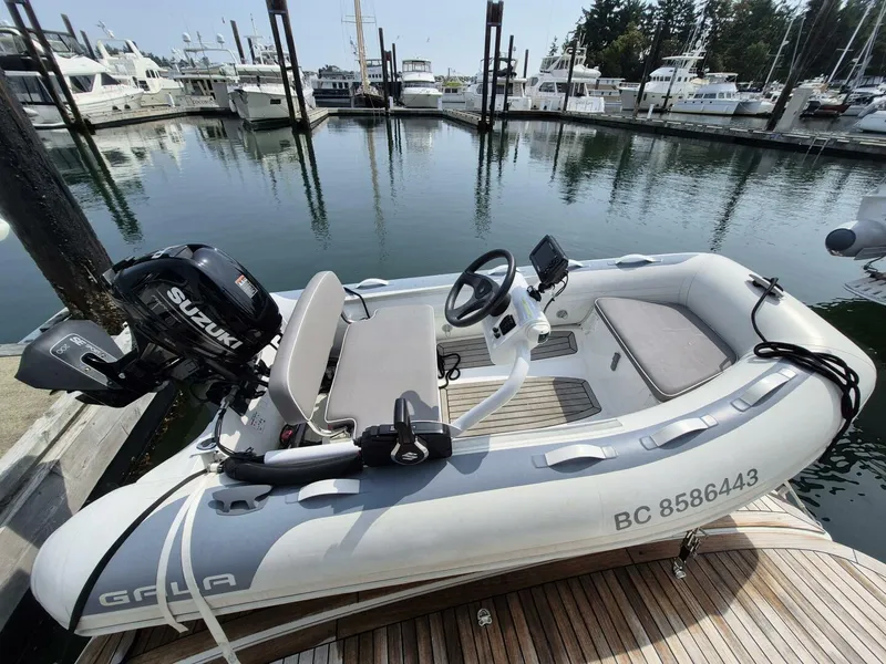 Slide: The Image of Sea Ray Sundancer 350 Coupe 2019 - 5423128