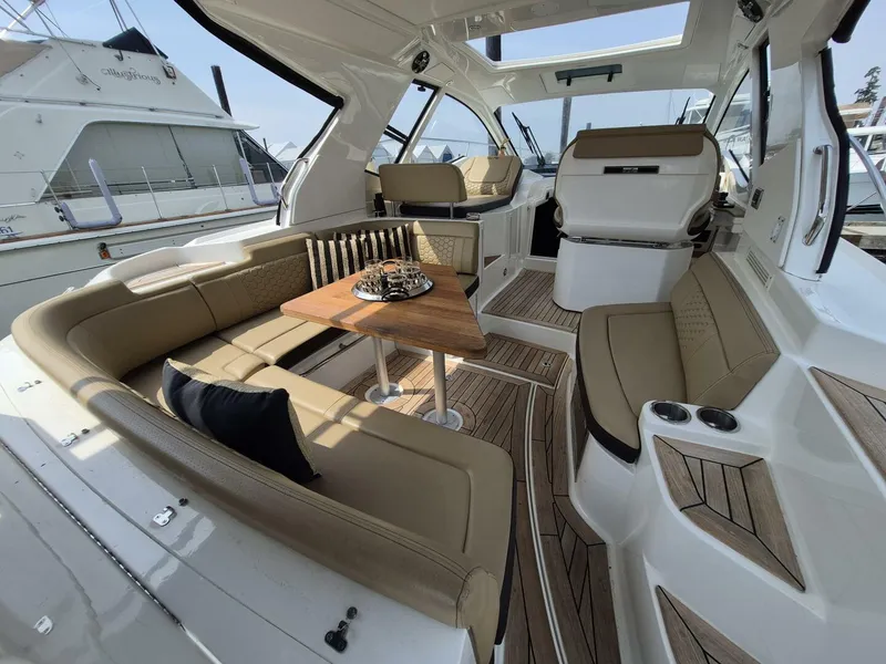 Slide: The Image of Sea Ray Sundancer 350 Coupe 2019 - 5423132