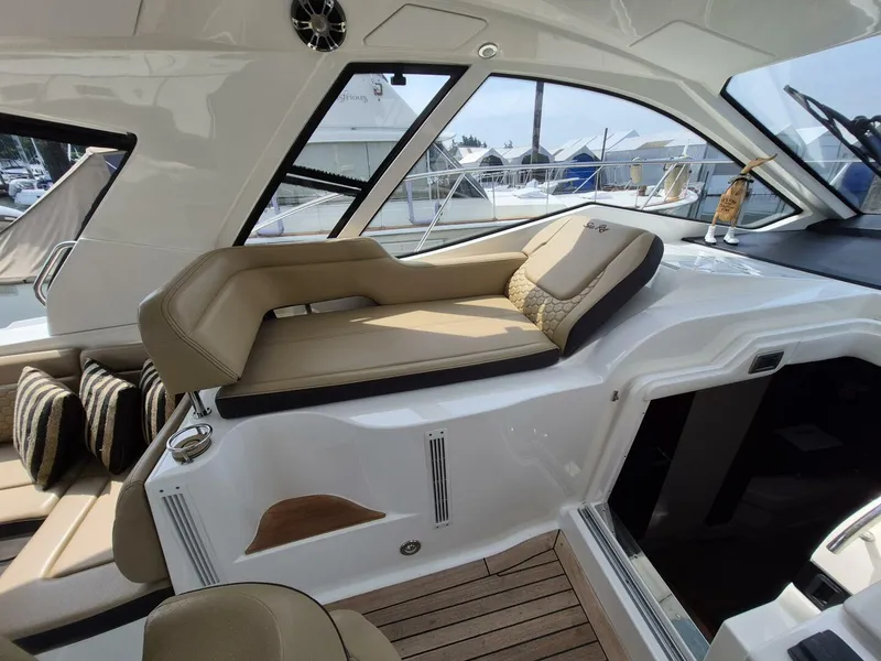 Slide: The Image of Sea Ray Sundancer 350 Coupe 2019 - 5423137